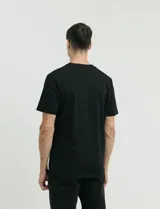 Remera de cuello redondo y manga corta, con corte clásico y ajuste cómodo.