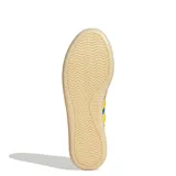 Championes Adidas Barreda Decode de estilo retro, con diseño inspirado en el calzado de fútbol. Presentan una combinación de colores azul y amarillo, con la clásica puntera en forma de T y las tres bandas laterales características de la marca. Cuentan con una mediasuela de aspecto translúcido y suela de goma.