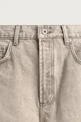Jeans straight ankle fit de tiro medio, confeccionados en denim de algodón con efecto lavado en tono beige. Presenta diseño de cinco bolsillos, presillas para cinturón y cierre frontal con cremallera y botón metálico.