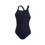 Malla enteriza Speedo modelo Medalist, color azul marino, con tirantes que se cruzan en la espalda y logo de Speedo en el pecho. Confeccionada con tejido ECO Endurance+ resistente al cloro y de secado rápido.