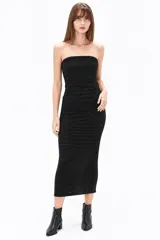 Vestido largo negro de poliéster, con diseño strapless y corte ajustado al cuerpo de textura acanalada.