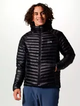Campera puffer ultraligera con capucha, color negro, confeccionada en tejido ripstop reciclado con aislamiento de plumón de 800 hilos. Cuenta con cierre frontal, bolsillos laterales con cremallera, puños con aislamiento sintético y dobladillo ajustable.