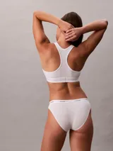 Bombacha Calvin Klein de algodón con textura acanalada, corte clásico y cintura elástica con logo de la marca.