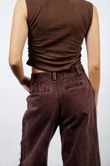 Jean wide leg de tiro medio color chocolate, con diseño de godets, pinzas en la espalda y ruedo desflecado.