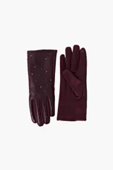 Guantes de mujer color bordó, confeccionados en una combinación de eco cuero en el dorso con detalle de tachas metálicas y tejido suave en la palma.