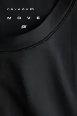 Remera deportiva corta en tejido funcional suave DryMove color negro, de manga corta, con cuello redondo y bajo recto.