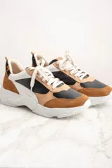 Zapatillas deportivas con cordones, de cuero vacuno color blanco, marrón, negro y animal print.