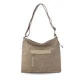 Cartera color beige con bolsillo con tapa al frente, apertura superior con cierre, división al medio, bolsillos internos y bolsillo trasero con cierre. Incluye correa larga regulable y asa de mano.