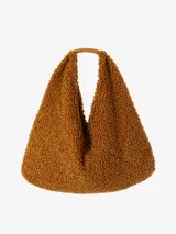 Cartera tipo hobo de silueta envolvente y caída natural en color marrón, confeccionada en tejido con textura de borreguillo. Presenta un asa integrada con detalle de cuero al tono.