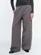 Pantalón de corte recto y pierna ancha, color gris, con cintura elástica y detalle de ribetes laterales en color blanco.