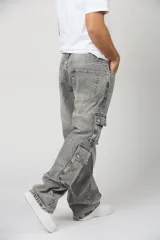 Pantalón cargo baggy de denim en color gris claro, con múltiples bolsillos laterales en las piernas y corte holgado.