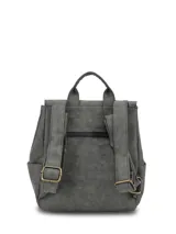 Mochila Hush Puppies de cuero sintético en color gris, con solapa frontal, bolsillos externos y asa superior.