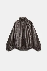 Chaqueta tipo bomber color marrón oscuro con efecto piel, cuello alto, manga larga abullonada y bajo elástico. Cuenta con bolsillos delanteros, forro interior a tono y cierre frontal con cremallera y botones a presión ocultos por solapa.