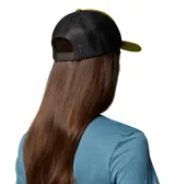 Gorro trucker con visera y panel frontal de color verde oliva, paneles traseros de malla en color gris oscuro y cierre snapback ajustable de plástico.