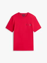 Remera de cuello redondo y manga corta, confeccionada en algodón regenerativo. Presenta un diseño liso en color rojo con un pequeño logo bordado en forma de escudo y la bandera distintiva de la marca en el pecho.