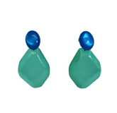 Aros colgantes con ajuste de perforación, hechos en resina italiana con acabado brillante y translúcido combinado. El aro superior es ovalado negro y el inferior es un romboide translúcido gris. Largo: 6 cm.