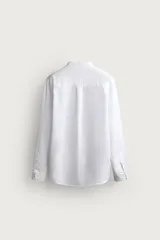 Camisa de corte relajado, confeccionada en mezcla de lino y algodón. Presenta cuello tipo mao, manga larga con puño abotonado y cierre frontal con botones.