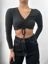 Top manga larga de morley o lanilla, con escote en V y frunce regulable en el centro.