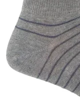 Medias cortas Hush Puppies de color gris con diseño de rayas finas y elástico superior cómodo.