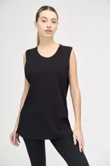Musculosa negra de algodón, corte amplio, con escote redondo y sisas amplias.