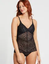 Body rojo de encaje con breteles finos regulables, busto sin aro y con forro interno.