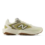 Championes de trail running New Balance modelo Trektel, color beige con detalles en verde oliva, gris y suela de goma color suela. Diseño con logo "N" en los laterales y suela de tacos agresivos.