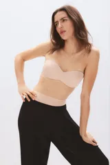 Soutien strapless de microfibra color beige con copas acolchadas, tirantes ajustables y removibles, y cierre de corchetes en la espalda.