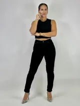 Pantalón chupín negro de tiro alto.