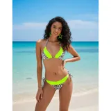 Conjunto de bikini de dos piezas con diseño combinado de animal print y color verde neón. El corpiño es de estilo triángulo con tiras para atar al cuello y espalda. La bombacha es de corte tanga con tiras laterales ajustables.