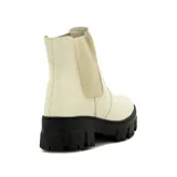 Botas Chelsea de cuero sintético color blanco hueso, con elásticos laterales en beige y suela track color negro.