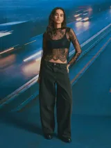 Jean de corte wide leg en color gris oscuro, con diseño de tiro medio y estilo holgado.