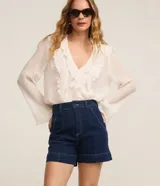 Short de jean de tiro alto con pespuntes contrastantes, cierre de botón y cremallera, trabillas en la cintura y bolsillos delanteros y traseros. Confeccionado en denim de algodón con un toque de elastano.