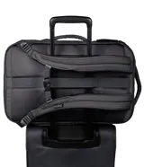 Mochila de viaje Jansport modelo Good Latitude con capacidad de 40 litros, diseño minimalista en color negro, compartimento principal amplio y bolsillo lateral.
