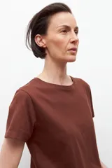 Remera blanca de manga corta y escote redondo, de corte recto y ajuste estándar.