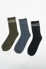 Pack de tres pares de medias de caña media acanaladas, en colores verde oliva, azul y negro, con doble raya horizontal en la parte superior.