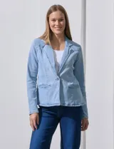 Blazer de jean celeste, marca Dictionary, con cuello con solapa, abertura central con botón, bolsillos delanteros y puños con botones.