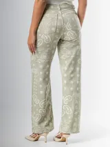 Pantalón wide leg de tiro medio, color verde seco con estampado de cachemir en blanco.