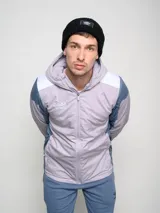 Campera deportiva Umbro con capucha, cierre frontal y bloques de color. El cuerpo principal es azul marino, los hombros son blancos y las mangas tienen paneles laterales en gris claro.