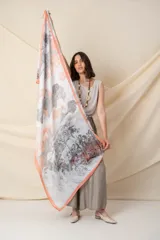 Pañuelo rectangular de seda con estampado abstracto en degrade de colores blanco, gris y naranja, con borde naranja.