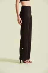 Pantalon negro de vestir de corte recto y tiro alto, perteneciente a la coleccion de Natalia Antolin.