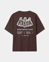 Remera marrón oversize con diseño gráfico estampado en la espalda que incluye la inscripción "Kaboa" y fechas de gira mundial.