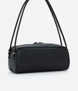 Cartera mediana de diseño rectangular con estructura rígida, confeccionada en poliuretano con textura estilo avestruz. Cuenta con dos asas fijas, cierre superior con cremallera doble y herrajes metálicos en níquel.