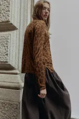 Jersey de punto fino, manga larga y cuello redondo, con estampado de leopardo en tonos marrones.