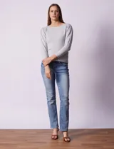 Buzo tejido en hilado fino color blanco, marca Vila Milano. Manga ¾ con pliegue en hombro.