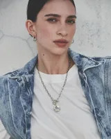 Aros de diseño minimalista con forma de argolla pequeña, realizados artesanalmente en bronce y alpaca con pernos de plata 925.