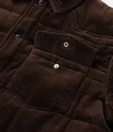 Campera puffer de Marfinno confeccionada en tejido de cotelé de algodón, con diseño acolchado, cuello inglés, cierre frontal con botones y dos bolsillos con solapa en el pecho.