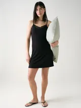 Camisón corto de rib color negro con tirantes finos regulables, escote en V y detalle de encaje en el escote y la espalda.