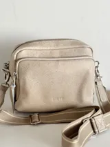 Bandolera color arena con correa de cuero y correa de tela intercambiables.