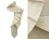 Bufanda larga de lana afieltrada, tejida y teñida a mano, con diseño de bloques de color en tonos tierra, negro y verde.