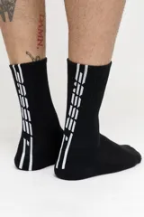 Pack de dos pares de medias blancas de caña alta, con base de toalla y logo de la marca en negro.